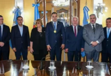 Reconocimiento histórico: Valdés recibe la Bandera de la Libertad Civil y la Medalla de Oro al Mérito